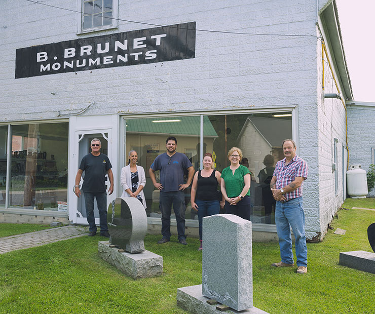 Une photo de l'équipe des Monuments B. Brunet à l'extérieur devant l'atelier